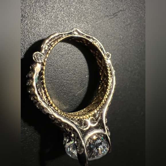 Woman’s ring - Picture 10 of 13